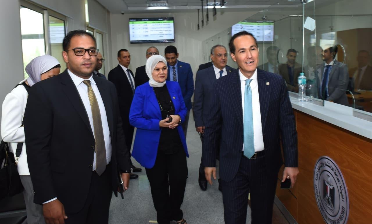 الرئيس التنفيذي لهيئة الاستثمار يتفقد مركز خدمات المستثمرين بفرع السادس من أكتوبر