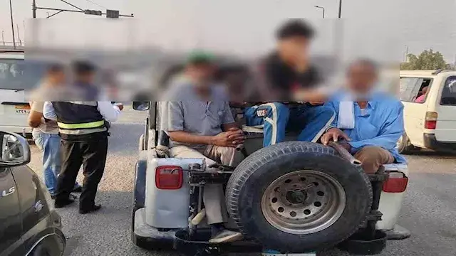 "بعد فاجعة الإسماعيلية".. حملات مكثفة لفحص سيارات نقل العمال بالعاشر (صور)