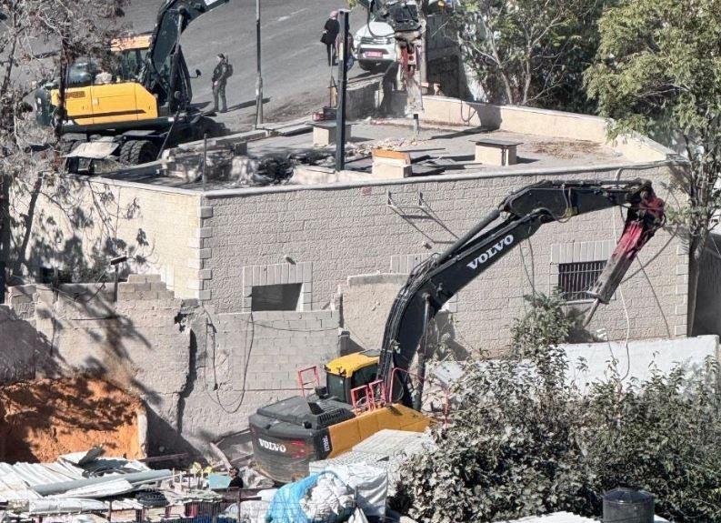 سلطات الاحتلال الإسرائيلي تهدم منزلا من طابقين في شمال القدس