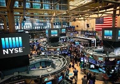 استمرار الأسهم الأمريكية بالقرب من مستوياتها القياسية في ختام التعاملات
