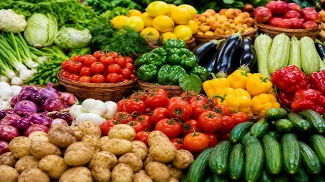 "الأسعار على قد الإيد".. منافذ الخارجة تضخ كميات من الخضروات والفاكهة (صور)