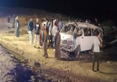 إصابة 11 شخصًا في انقلاب سيارة أجرة بطريق الخارجة - أسيوط