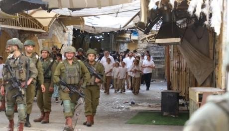 هيئة فلسطينية: جيش الاحتلال يداهم منزل رئيس هيئة مقاومة الجدار والاستيطان في طولكرم