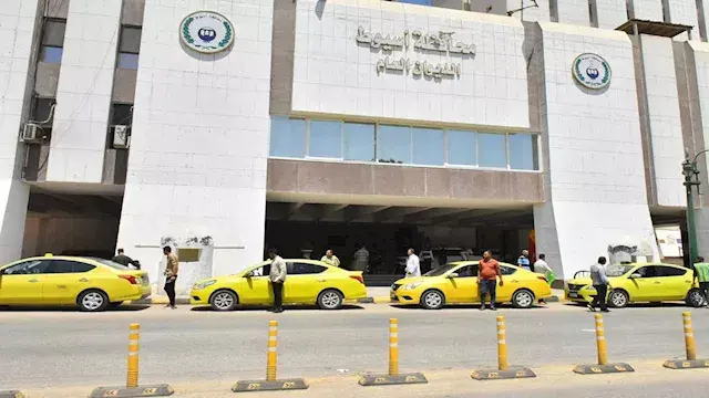 بالصور- محافظ أسيوط يتفقد اصطفاف 15 تاكسي جديد لتشغيلها بأسيوط الجديدة