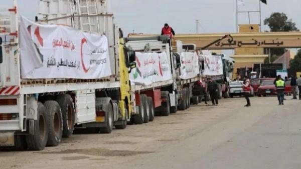 الهلال الأحمر المصري يدفع بأكثر من 58 ألف سلة غذائية وأطنان من المساعدات الطبية