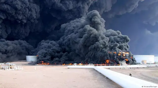 بعد استهدافها بمسيرات..الوطنية للنفط الليبية تعلن السيطرة على حرائق خزانات النفط بالزاوية