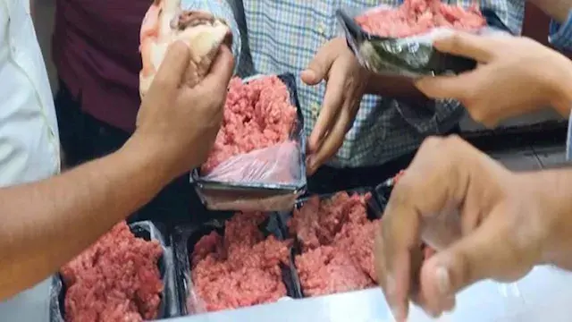 بها علامات فساد.. ضبط 200 كيلو لحوم ودهون غير صالحة داخل هايبر شهير ببنها