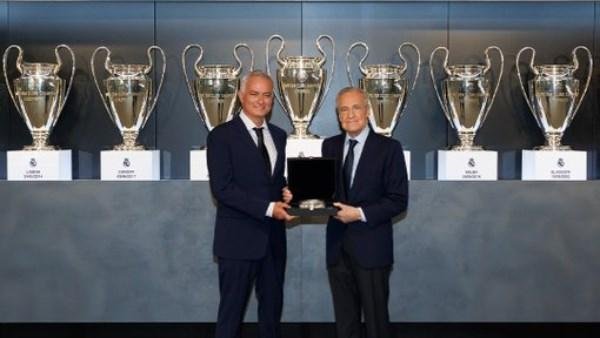 ريال مدريد يقدم مورينيو رسميًا.. البرتغالي يوقع عقده الجديد