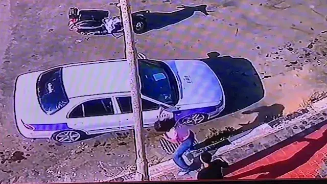 ضرب وسحل في وضح النهار.. فيديو...