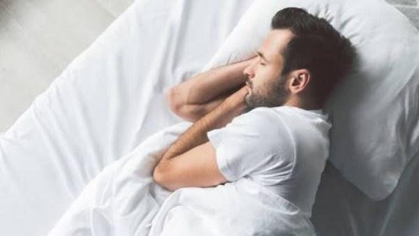 الساعة الذهبية للنوم.. ابتعد عن الموبايل لهذا السبب