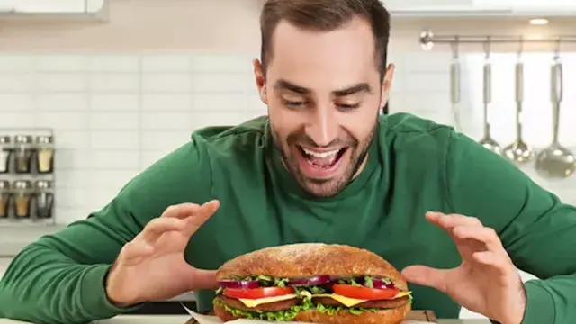 العشاء المتأخر يوميا.. كيف يؤثر على سكر الدم والهضم والنوم؟