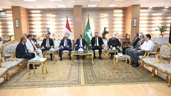 وصول وفد الجبهة الوطنية لتعزية أهالي وأسر ضحايا حادث الدواويس | صور