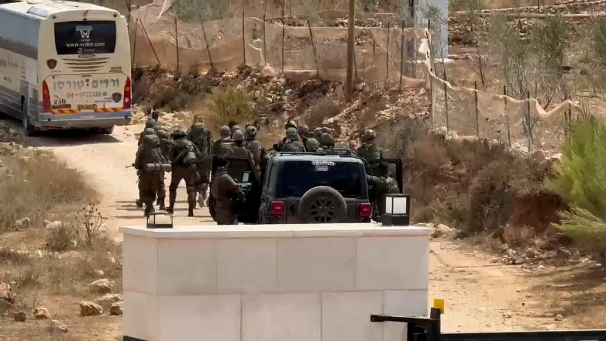 Israeli army besieges Palestinian homes in occupied West Bank
