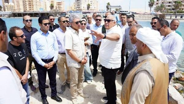 وزير السياحة والآثار ومحافظ مطروح يتفقدان مشروعات سياحية وتنموية بالمحافظة