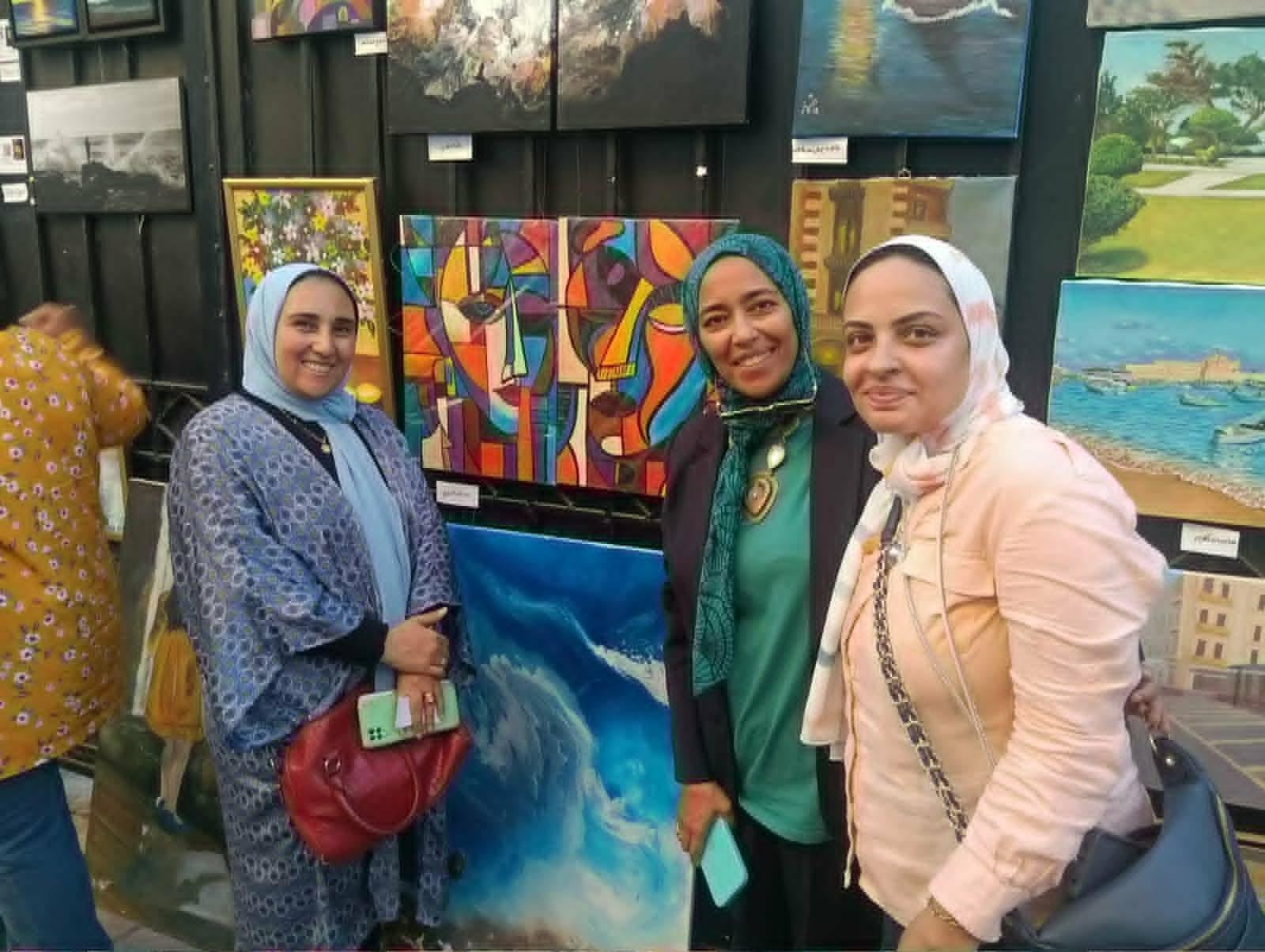 التحطيب الصعيدي ومعرض مفتوح للرسم يجذبان المواطنين في شارع الفن بالإسكندرية