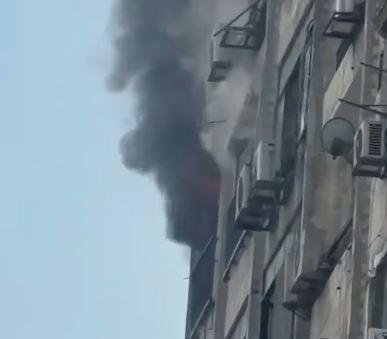 السيطرة على حريق هائل داخل شقة سكنية بعقار أمام كلية التربية الرياضية بفيصل