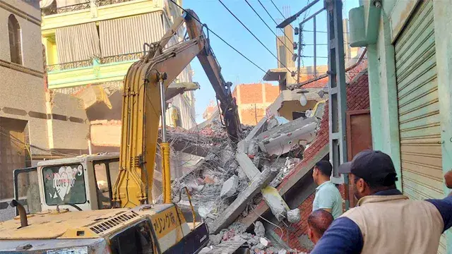 ‬سقط جزء منه على المسجد.. بدء رفع أنقاض عقار قرية جفصا في الدقهلية (صور)