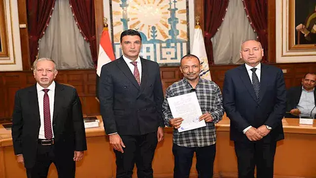 وزير الصناعة يُسلم 40 عقد تقنين أوضاع لمصانع وورش بمنطقة شق الثعبان