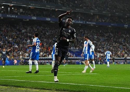 فينيسيوس بعد تجديد تعاقده: ريال مدريد إلى الأبد