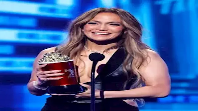 جينيفر لوبيز بفستان شفاف.. ومصممة أزياء يعلق