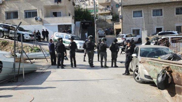 القدس: الاحتلال يقتحم مخيم قلنديا ويخطر بهدم منشآت ومبانٍ