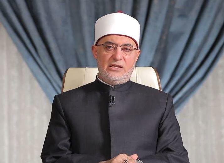 مفتي الجمهورية يغادر المستشفى بعد نجاح قسطرة القلب ويطمئن الجميع على صحته