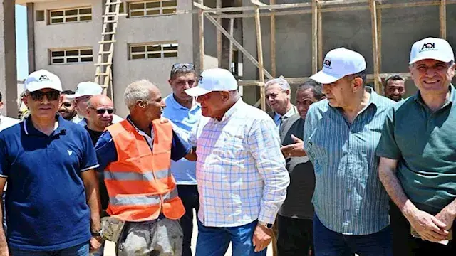 بالصور.. محافظ أسوان ورئيس الهيئة العربية للتصنيع يتابعان مشروعات حياة كريمة