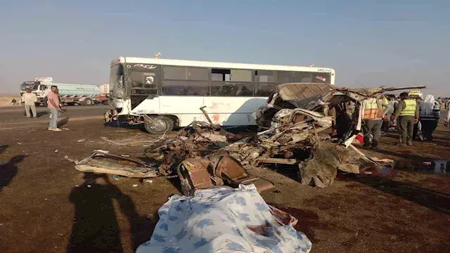 بالصور- مصرع 8 وإصابة 9 آخرين في حادث مروع على محور الضبعة