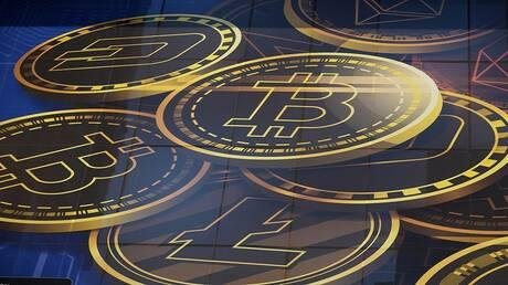 "بتكوين" تتجاوز 80 ألف دولار مع ضعف الدولار ومخاوف بشأن قيمته