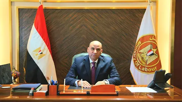 هل يستحق الموظف أجرًا إضافيًا نظير العمل في الإجازات الرسمية؟ قانون العمل يجيب