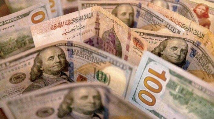 الدولار يقفز 50 قرشا أمام الجنيه بعد حريق سفينتي ميناء دمياط.. ويتجاوز 51 جنيها