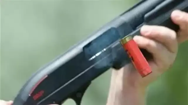 "خناقة ماتش" انتهت بالخرطوش.. طالب يطلق النار على جاره في القليوبية