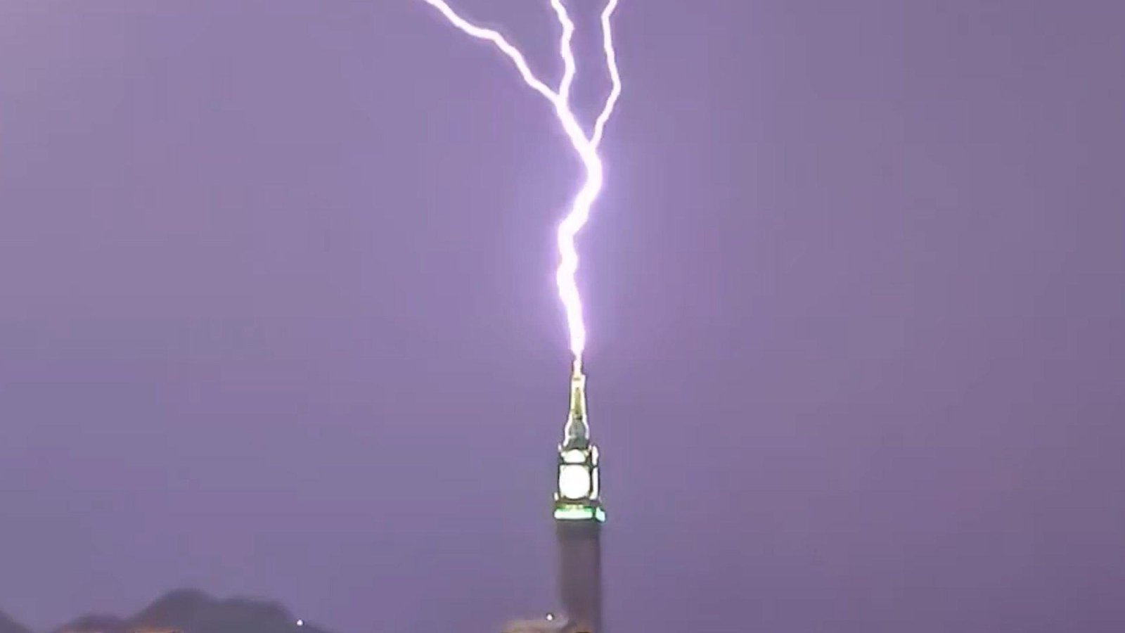 Lightning bolt strikes Mecca’s clock tower