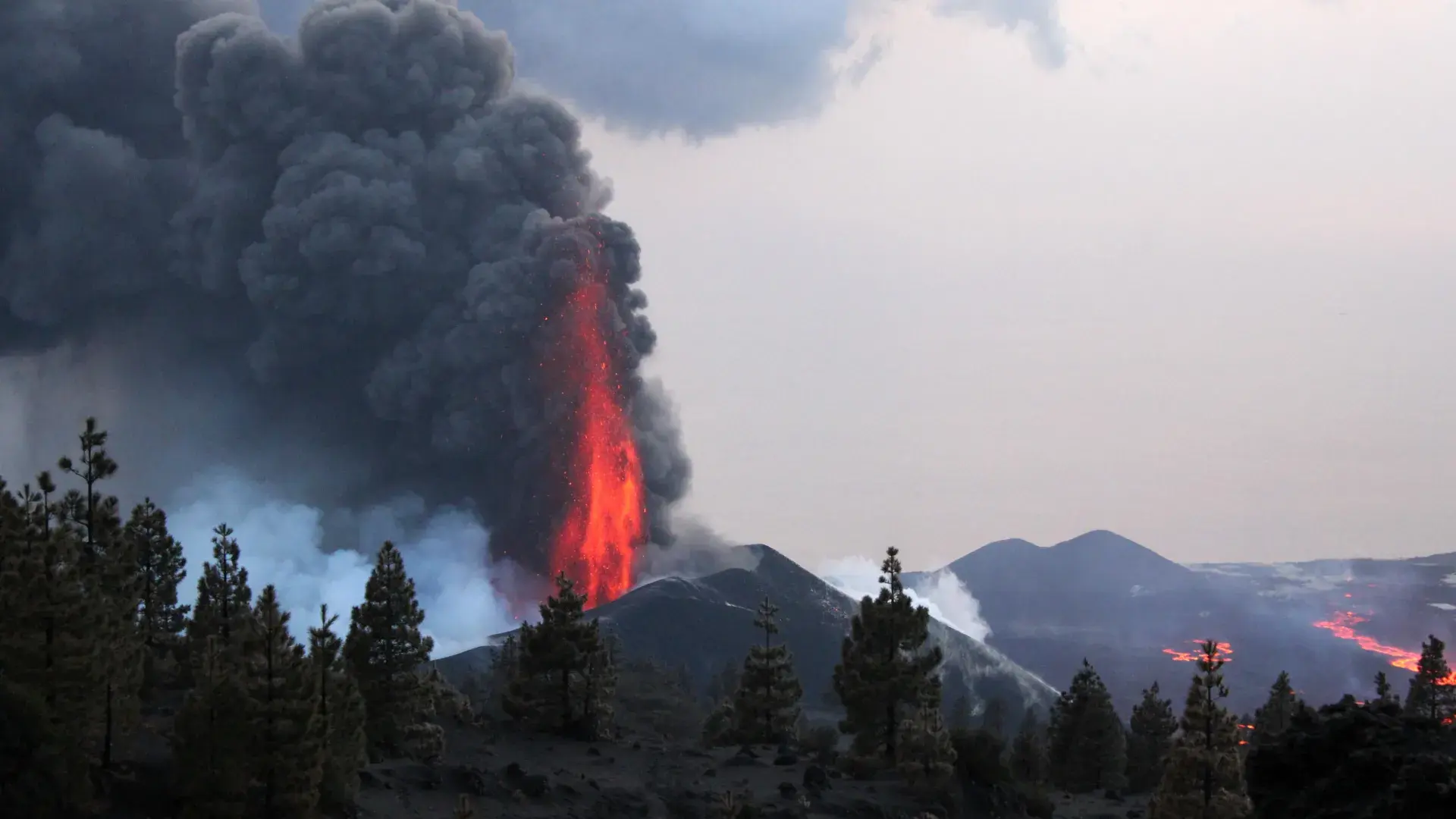 Superheated magma may power towering lava fountains
