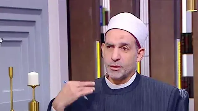 هل يجوز فتح رسائل هاتف الغير دون إذنه؟.. أمين الفتوى يحسم الجدل