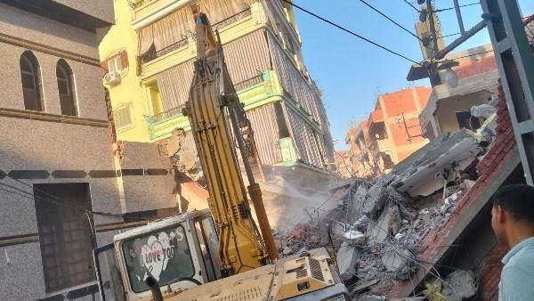 بدء أعمال إزالة العقار المنهار في قرية جصفا بالدقهلية