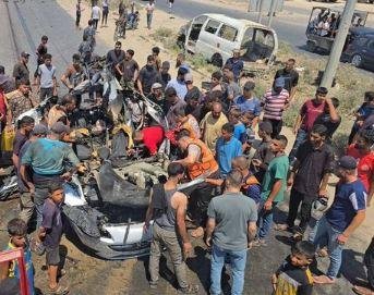 شهيدان ومصابون في غارة إسرائيلية على سيارة في دير البلح وسط غزة