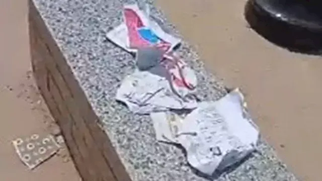 مواطن يمزق مستنداته أمام التأمين الصحي بقويسنا اعتراضًا على تعطل طلبه -فيديو