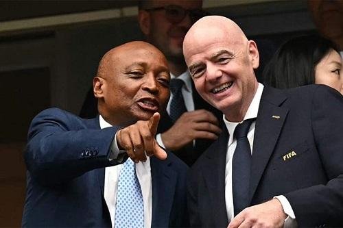 «كاف» يدعم إنفانتينو ويشكره بعد التراجع عن فكرة بيع كأس العالم