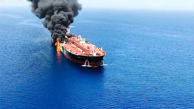 مقذوف مجهول يصيب سفينة قبالة سواحل دبا الإماراتية