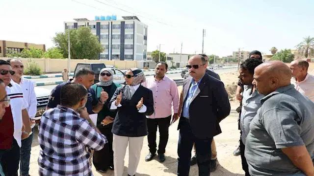 مظلات شمسية وساحات انتظار.. تفاصيل موقف الأقاليم الجديد بالخارجة - صور