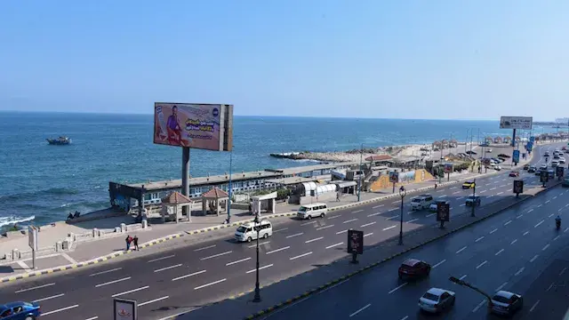 بعد توجيهات الرئيس السيسي.. إزالة منشآت تحجب رؤية البحر  بالإسكندرية (صور)
