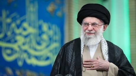 صورة تعرض لأول مرة تظهر المرشد الإيراني الراحل علي خامنئي يتلو القرآن الكريم في مكتبته الخاصة (صورة)