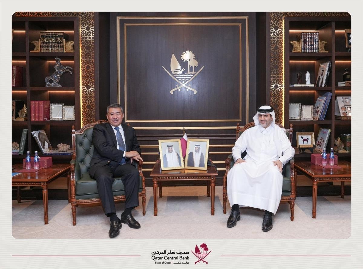 محافظ مصرف قطر المركزي يجتمع مع سفير كازاخستان لدى الدولة