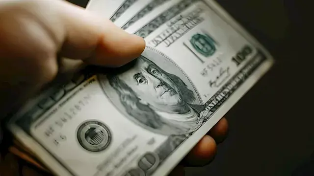 حتى 80 قرشًا.. سعر الدولار يهبط مقابل الجنيه بنهاية تعاملات اليوم