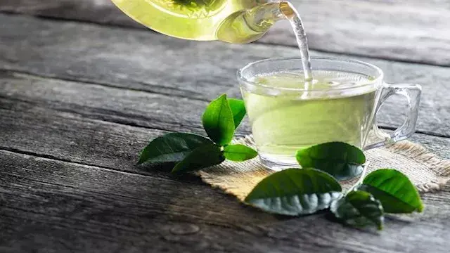 ماذا يحدث لجسمك عند شرب الشاي الأخضر مع الليمون؟ 4 فوائد صحية محتملة