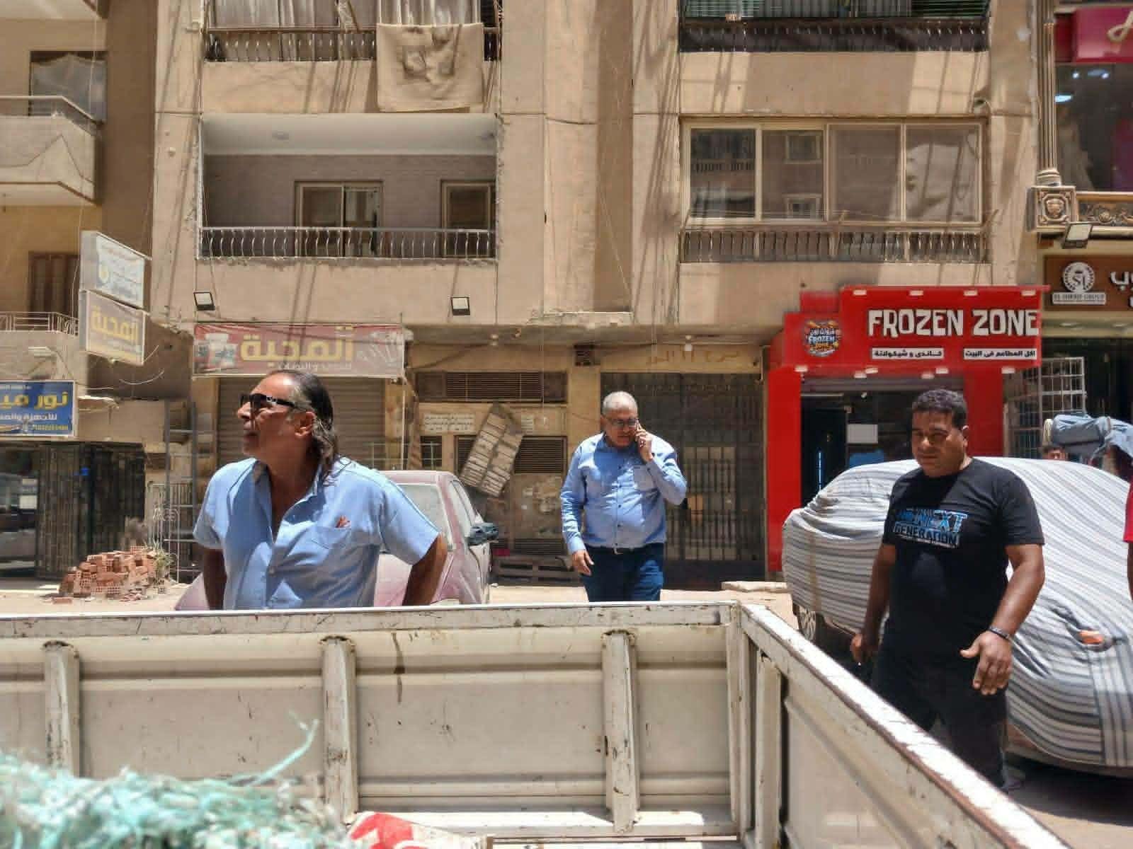 غلق وتشميع أنشطة تجارية بدون ترخيص في حي السلام بالقاهرة