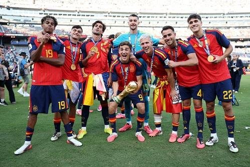 «أبطال العالم من برشلونة».. النادي الكتالوني يحتفي بنجومه بعد التتويج بالمونديال