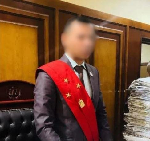تحقيقات القاضي المزيف: المتهم أوهم سيدة برغبته في خطبة ابنتها وحصل منها على آيفون و260 ألف جنيه