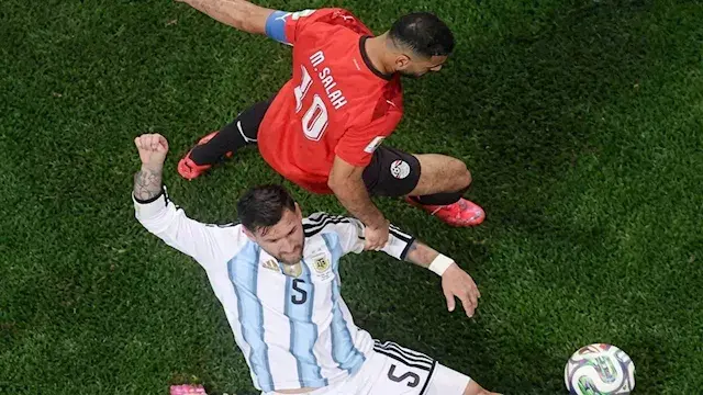 تدخله على مرموش.. لقطة ملفتة في استقبال لاعب الأرجنتين بعد المونديال